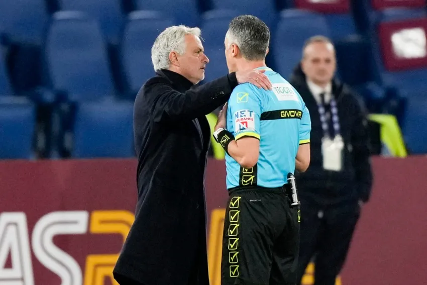 AP Charlando con el árbitro