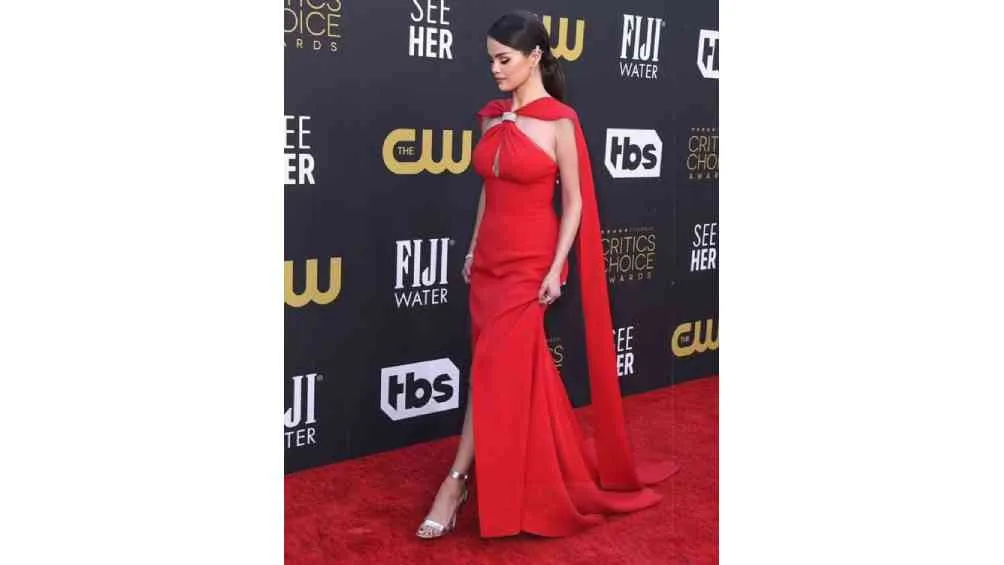 Selena Gómez sorprendió con un vestido rojo de diseño peculiar.