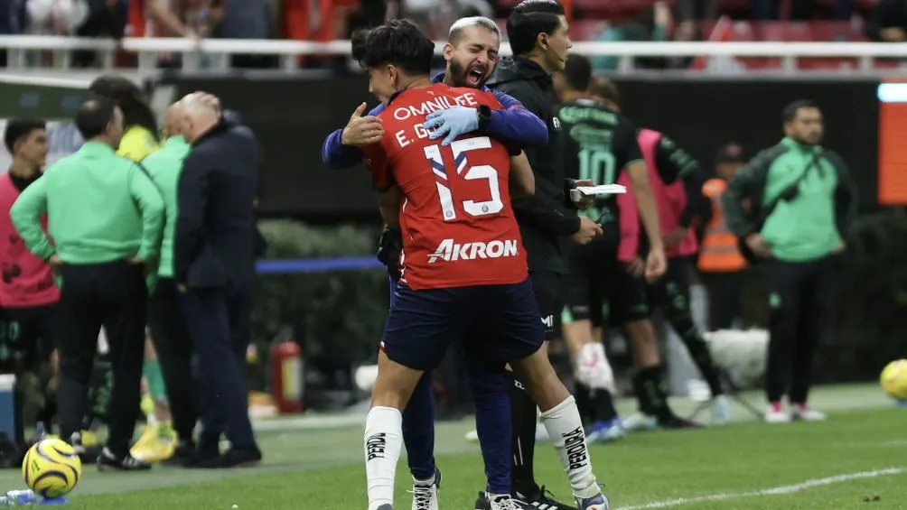 MEXSPORT Guti celebra con el cuerpo técnico del Rebaño