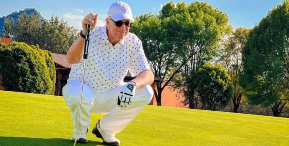 Salinas Pliego jugando golf.