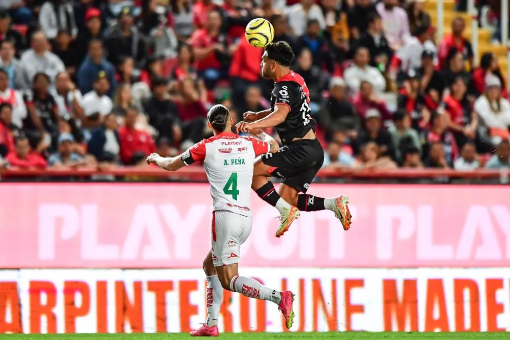 Alexis Peña durante el juego ante Atlas