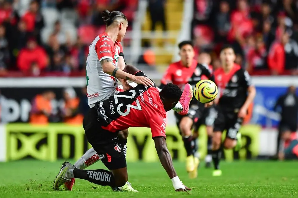 Alexis Peña en disputa del balón