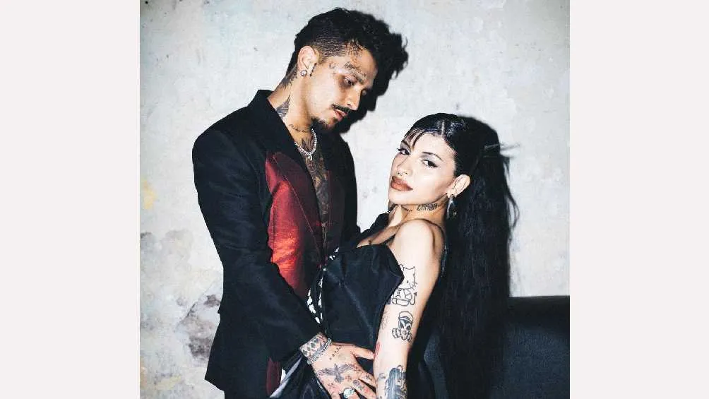 Actualmente Nodal es pareja de la cantante argentina Cazzu, con quien tiene una hija.