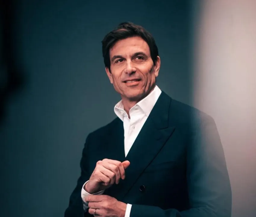 Toto renovó por tres años