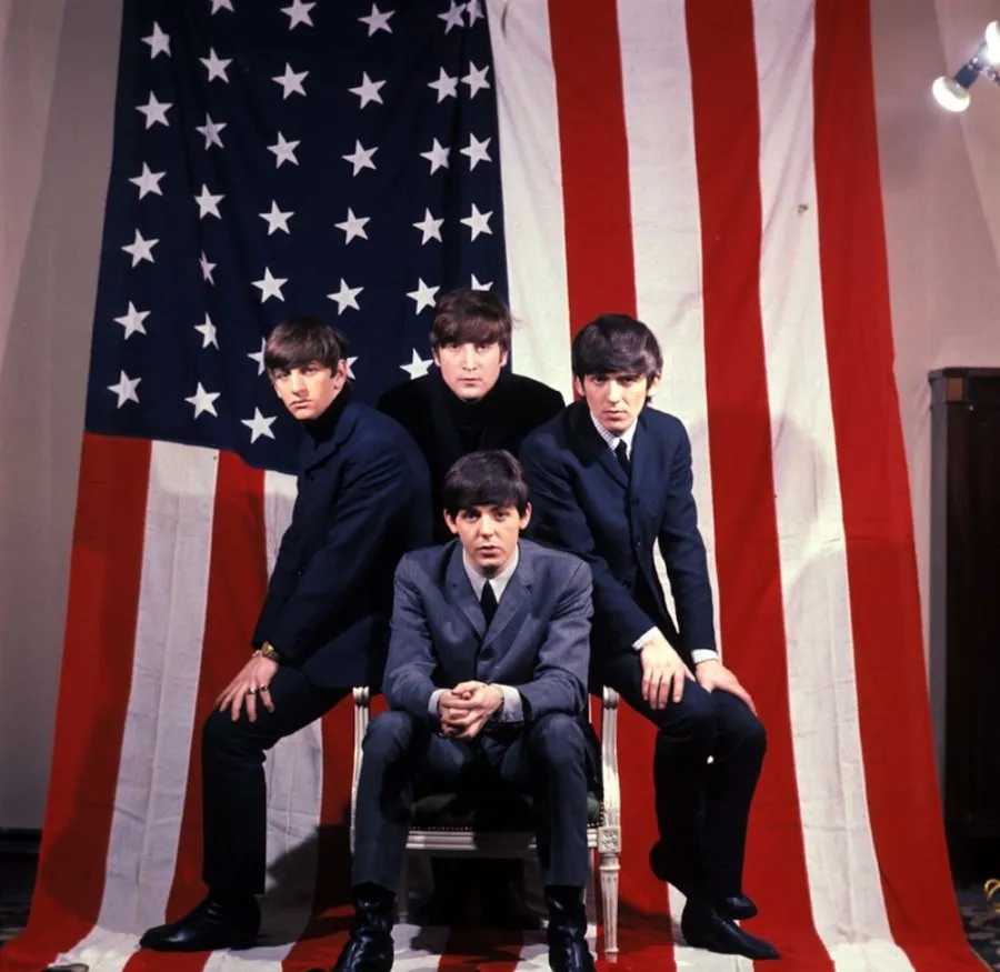 INSTAGRAM: @thebeatles The Beatles con la bandera de Estados Unidos