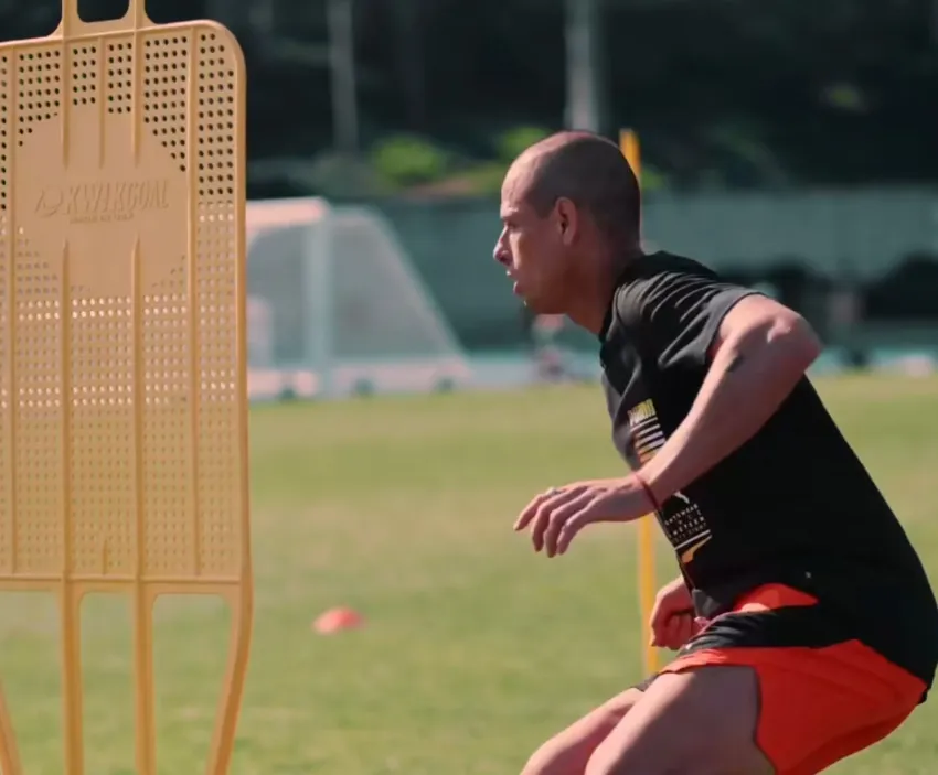 El delantero mexicano entrenando