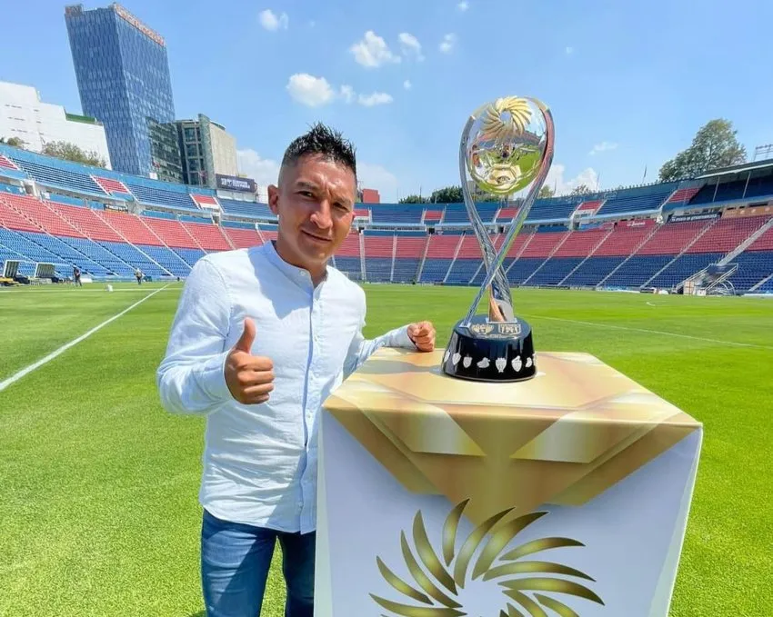 Villaluz en el estadio con trofeo