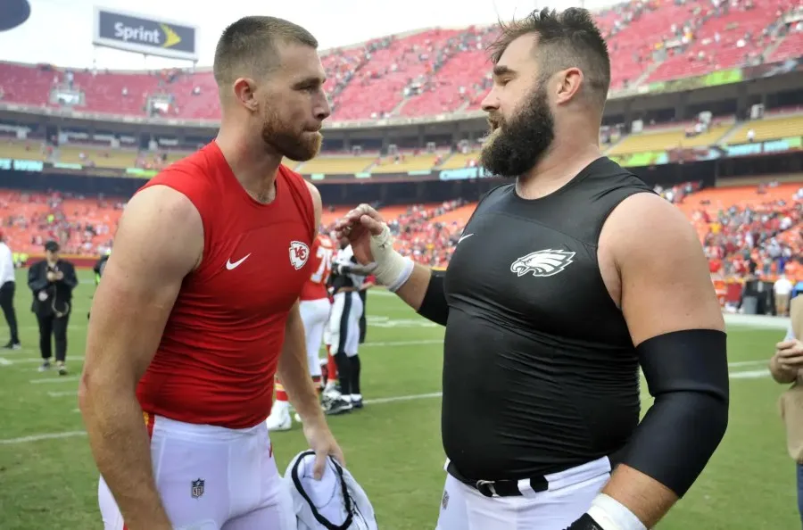 Jason Kelce con su hermano Travis (Chiefs)