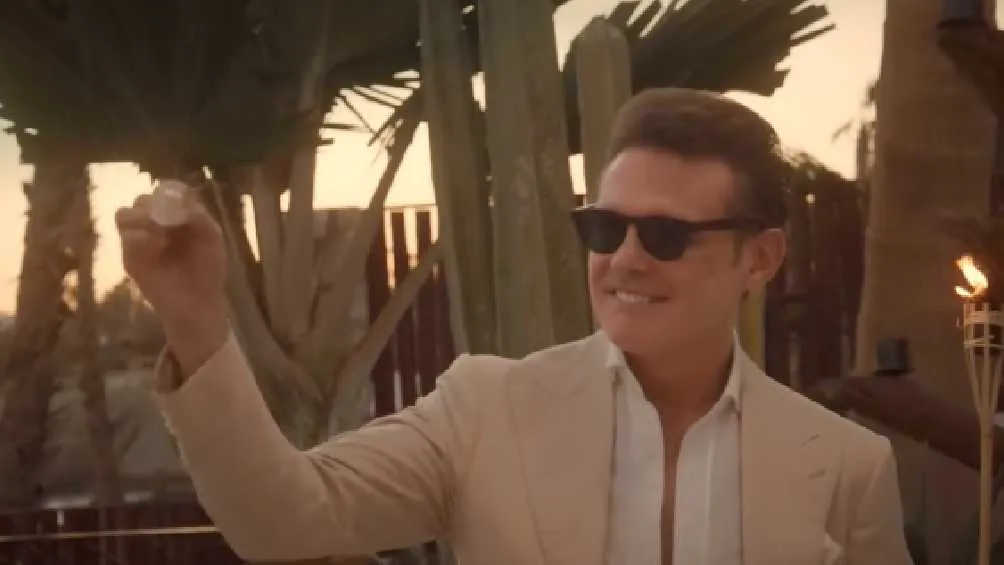 CAPTURA DE PANTALLA: IG: @luismiguel Luis sonrió y hasta salió con sus tradicionales lentes oscuros en el comercial.