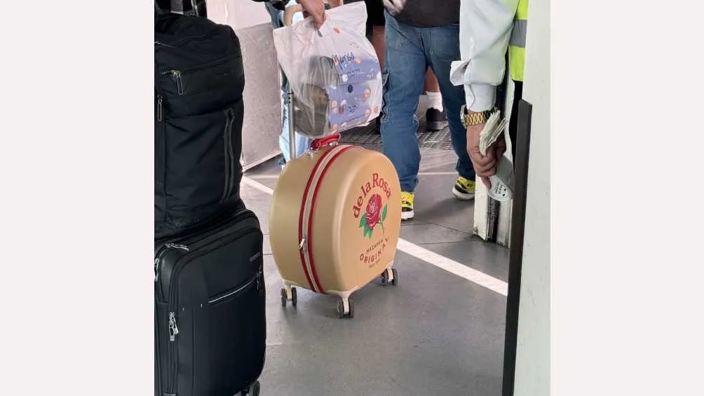 Esta fue la primera fotografía de la maleta con forma de mazapán que se hizo viral.