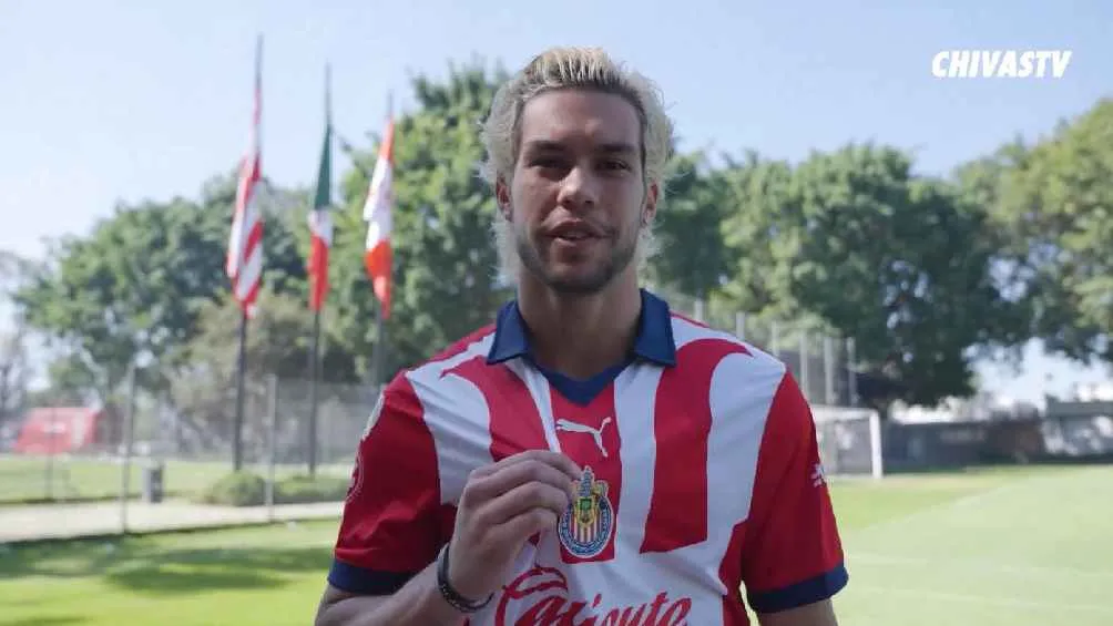 Cowell ya firmó con Chivas