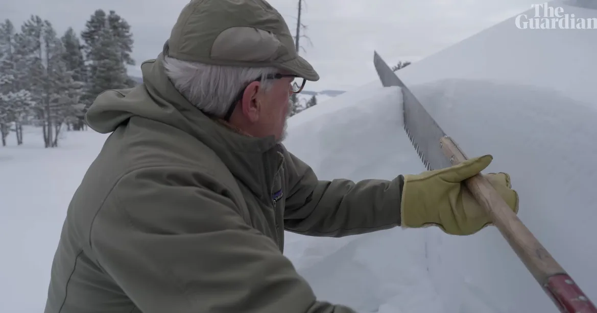 Captura de Pantalla YT: @theGuardian Steven Fuller tiene que retirar montañas que le estorban en su camino.