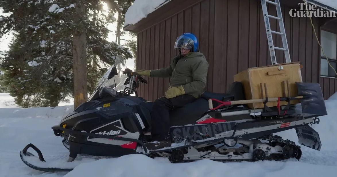 Captura de Pantalla YT: @theGuardian El hombre solitario fue entrevistado por su gran labor invernal.