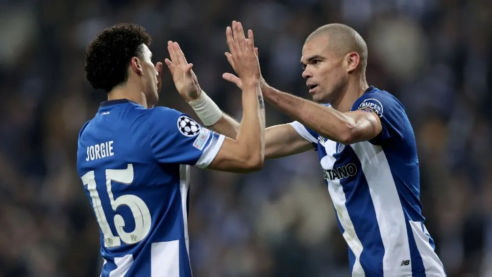 Jorge Sánchez saliendo de cambio por Pepé