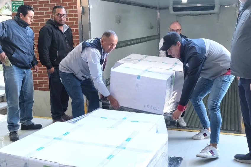 Al llegar a Jalisco, se descargaron las vacunas en los centros de salud.