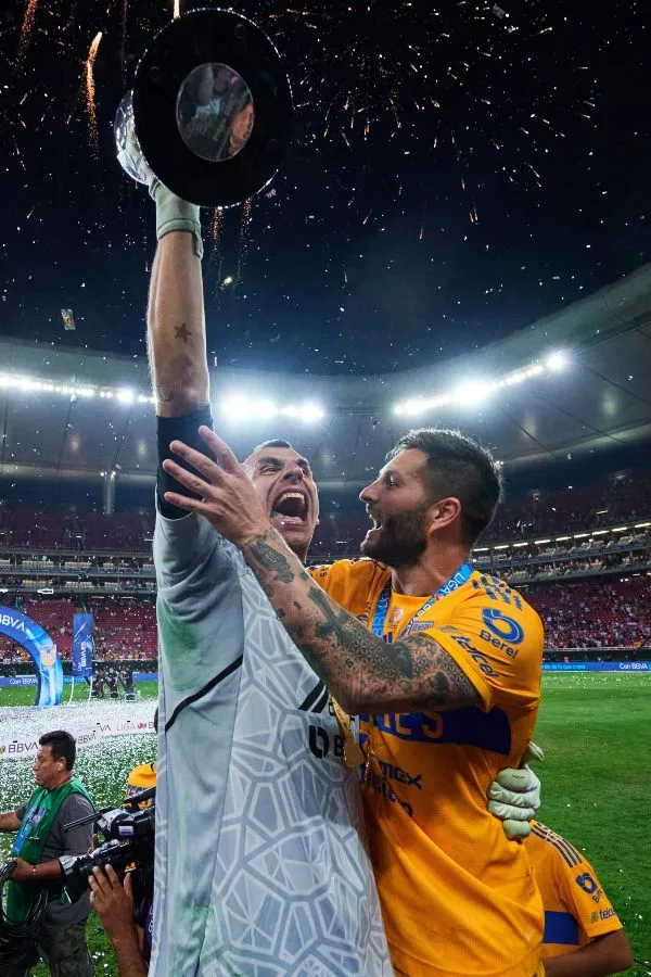 Nahuel Guzmán y André-Pierre Gignac