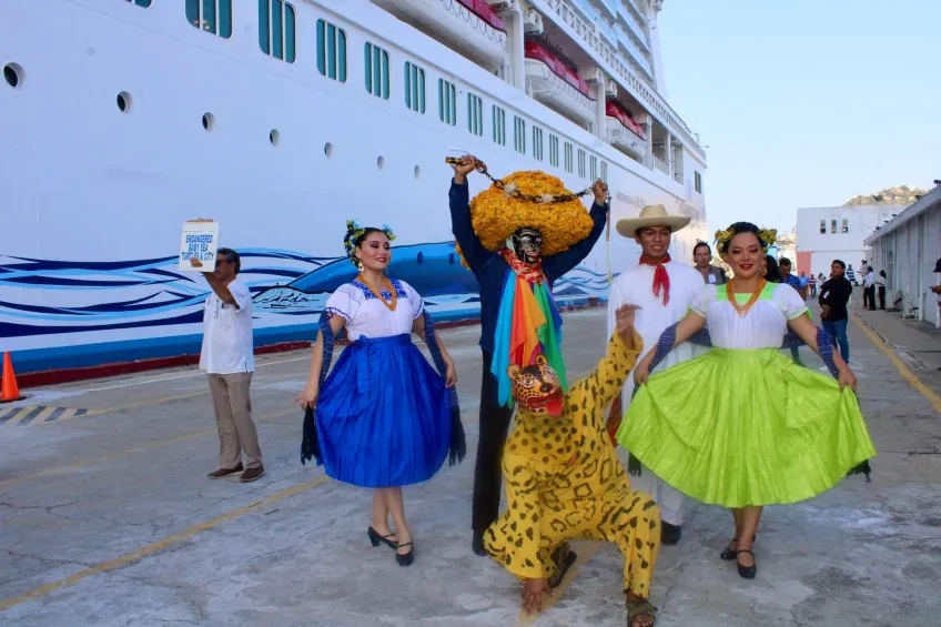 El crucero tuvo una bienvenida especial a su llegada a Acapulco.