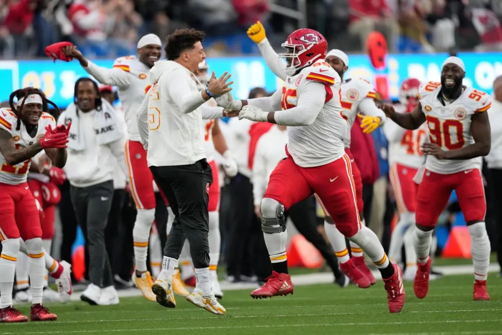 Chris Jones celebra con Patrick Mahomes