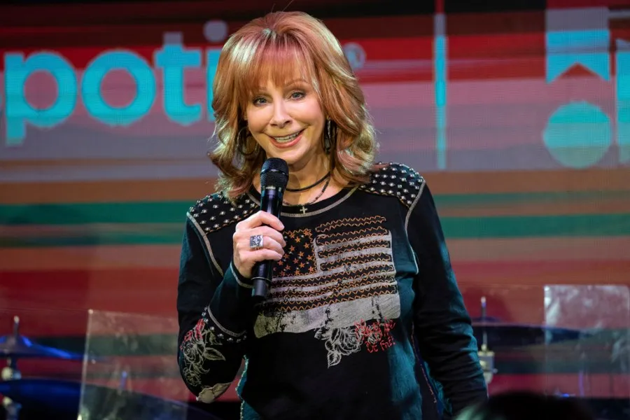 Reba McEntire interpretará el himno de EU en el SuperBowl
