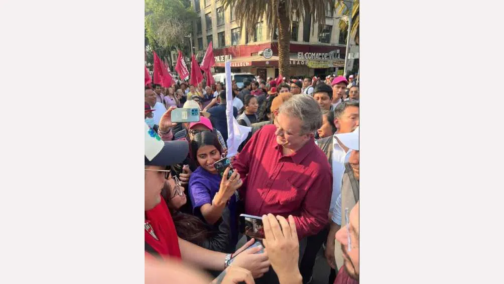 Ebrard fue recibido entre aplausos por simpatizantes de Morena.