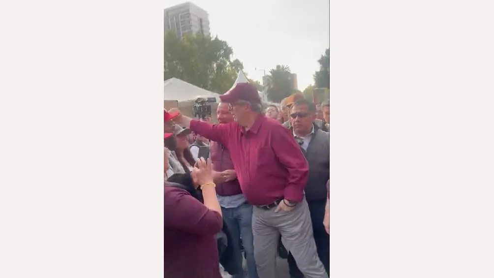 Los videos y fotos del excanciller en el evento rápido se hicieron virales en redes sociales.