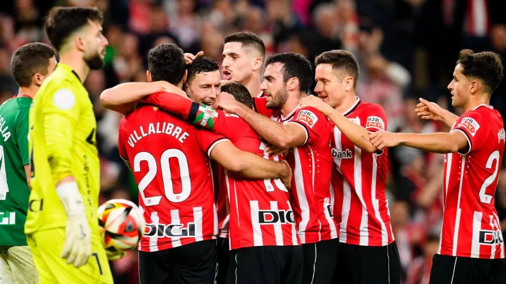 Los futbolistas de Bilbao celebran su triunfo en copa