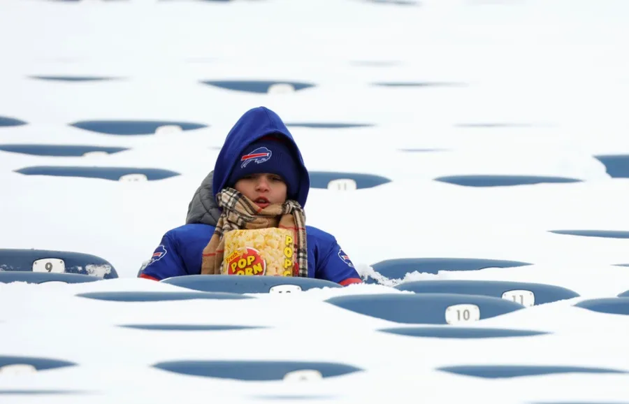 Aficionado de Buffalo entre la nieve