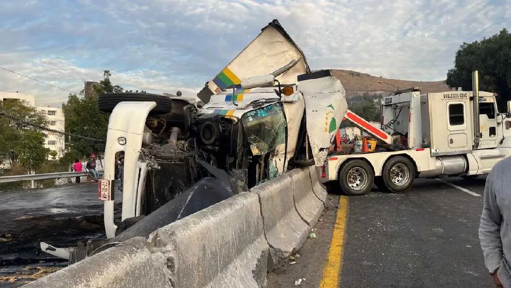 El chófer de la pesada unidad y su ayudante sólo presentaron unos golpes tras chocar con un muro de contención.