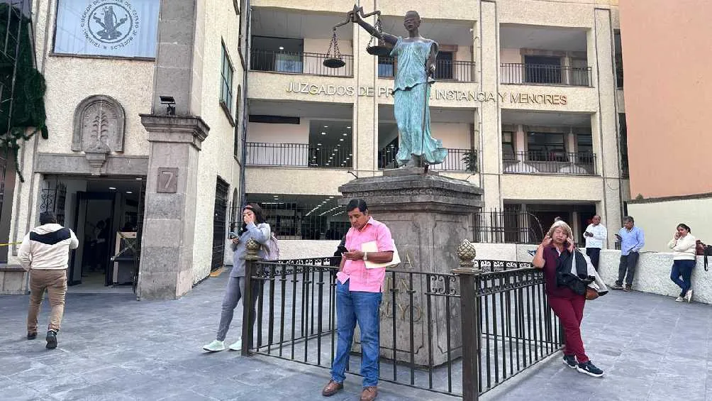 Twitter: @IrradiaMorelos Diferentes edificios de gobierno en Oaxaca, como el del Poder Judicial, fueron evacuados para su evaluación.