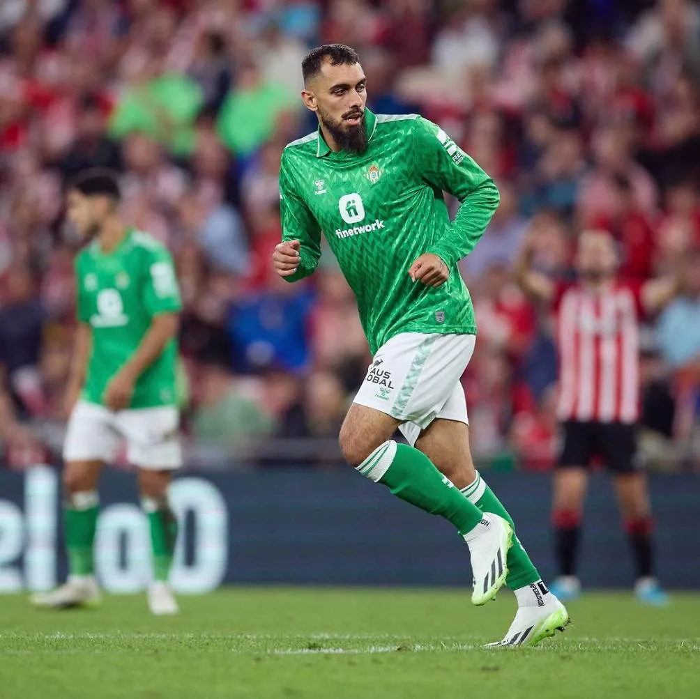 Borja Iglesias en acción con Betis