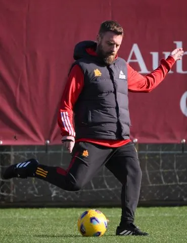 Daniele De Rossi, nuevo DT de la Roma, durante la primera práctica con el equipo