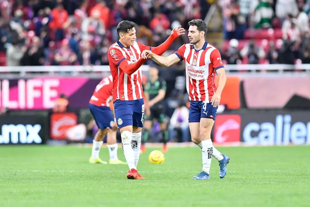 Chiquete y 'Pollo' Briseño ante Santos en el Clausura 2024