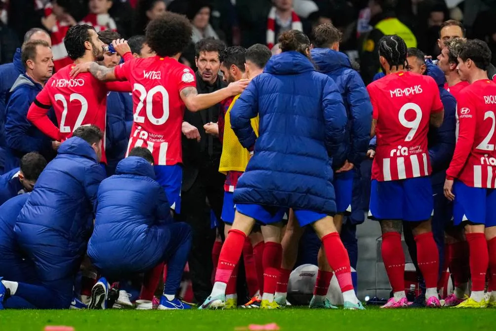 Simeone dando indicaciones ante los Merengues
