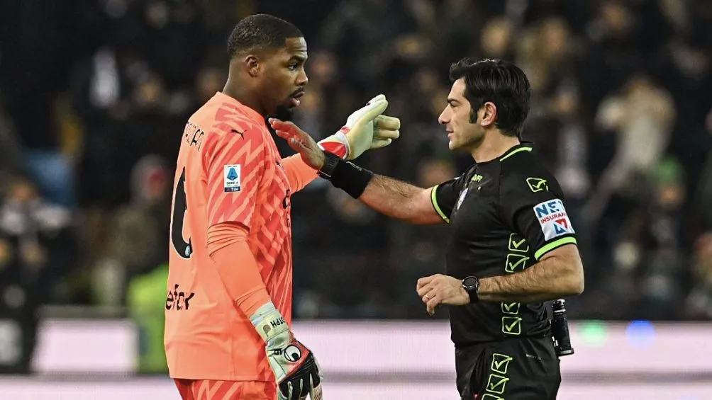 Maignan conversando con el árbitro