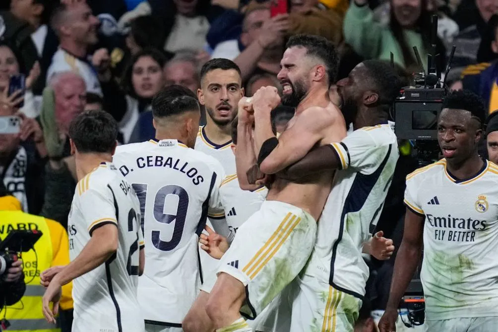 Jugadores de Real Madrid celebran el gol del triunfo