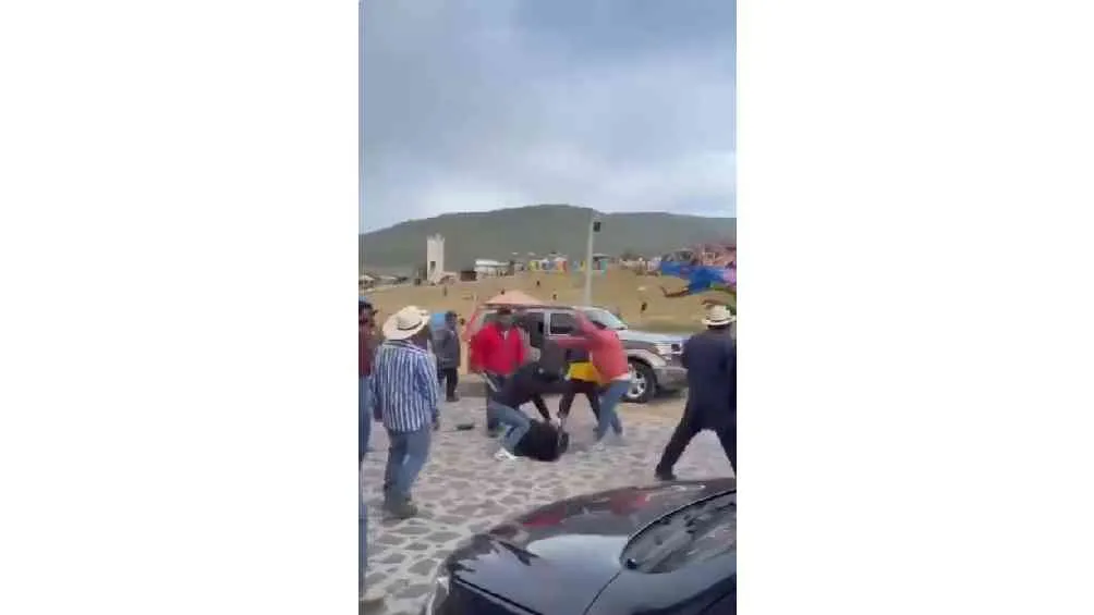 En redes sociales se hizo viral la agresión de unos locatarios a un grupo de jóvenes.