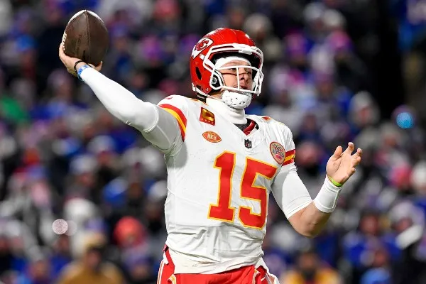 Mahomes lanza un pase