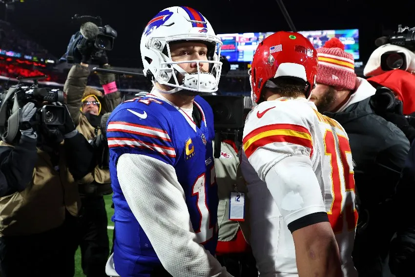 Allen y Mahomes tras el juego divisional entre Bills y Chiefs