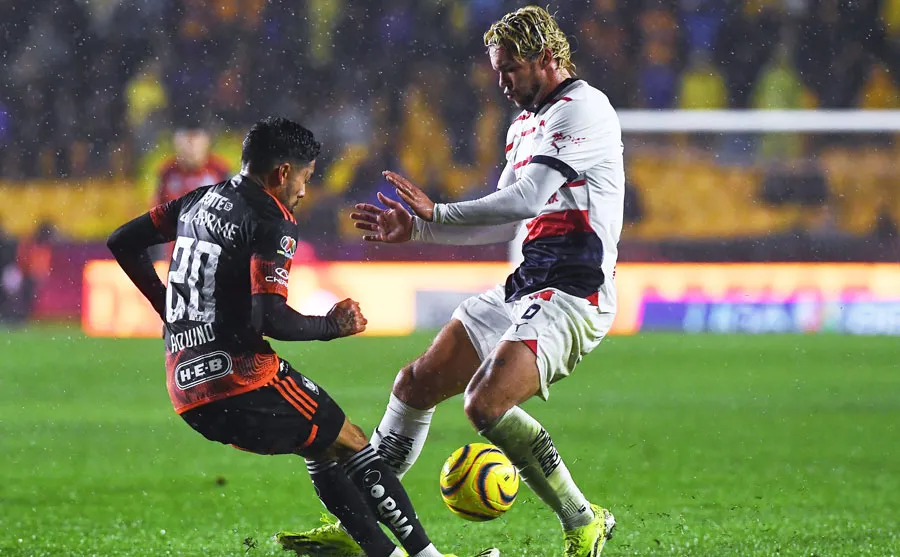 El jugador de Tigres pelea el balón con Cade Cowell