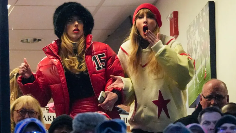 AP Taylor Sfwit apoyando a Travis Kelce