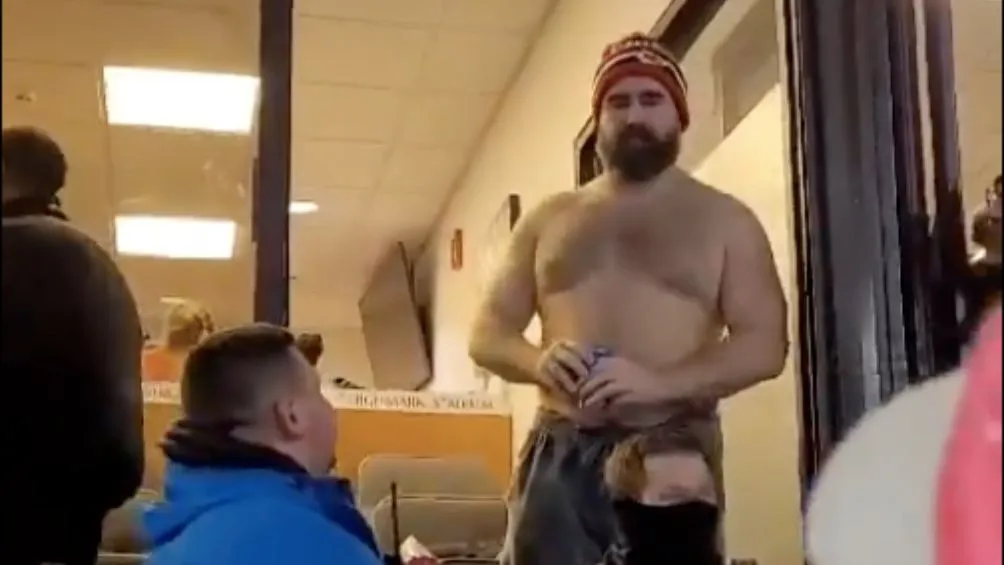 Kelce en el palco durante el juego ante Bills