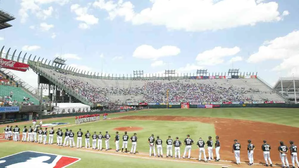 El Foro Sol también recibió por varios años partidos de beisbol y futbol americano.