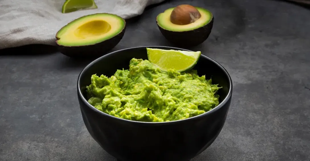Hay diferentes recetas para hacer guacamole.