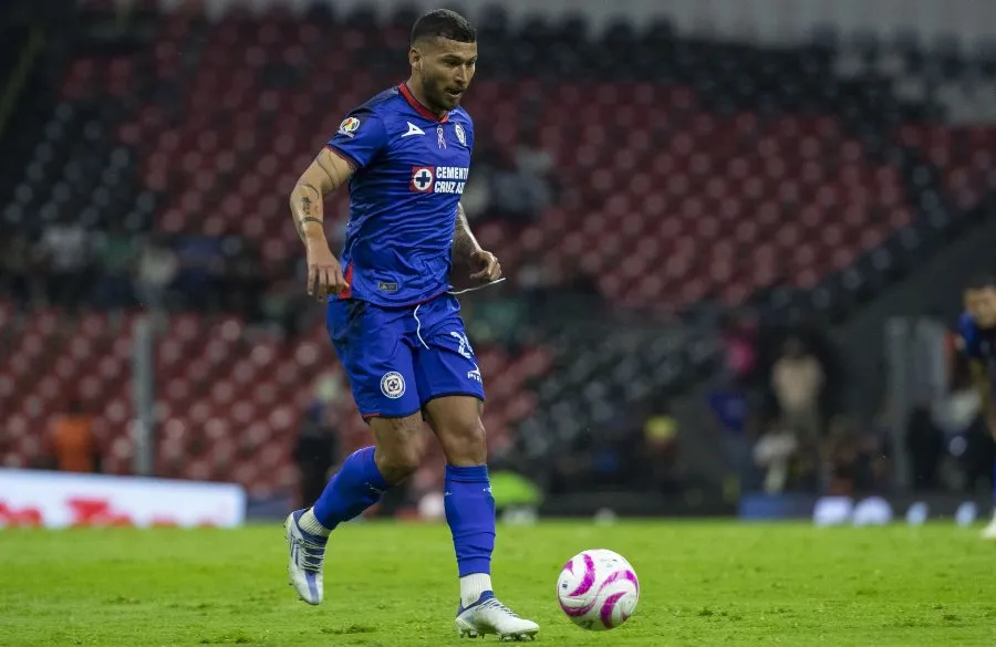 Juan Escobar en juego con Cruz Azul