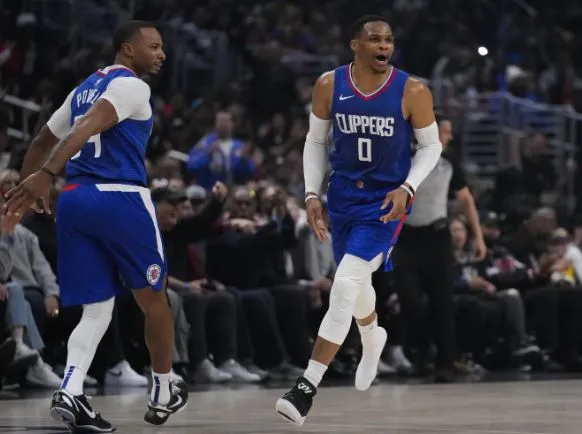 AP Jugadores de los Clippers celebran una acción ante los Lakers
