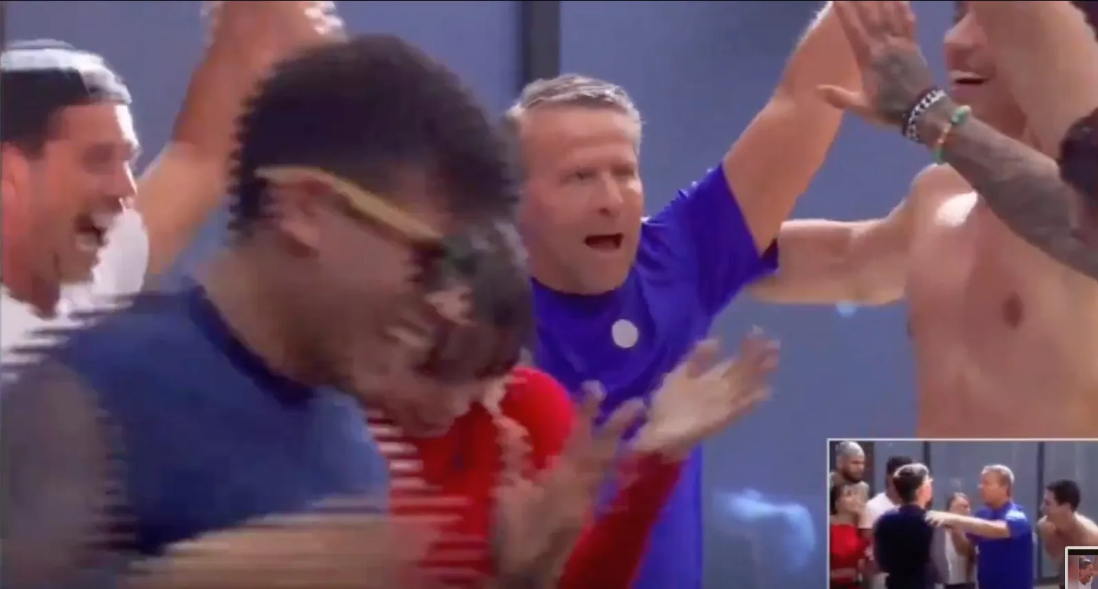 Los compañeros de Adame gritaron de la emoción tras el beso.