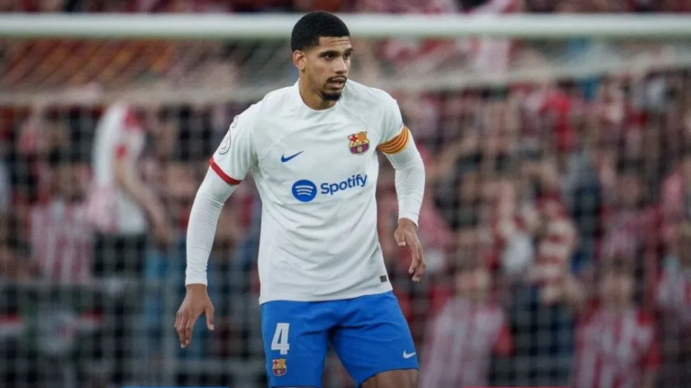 Araujo en el duelo del Barça