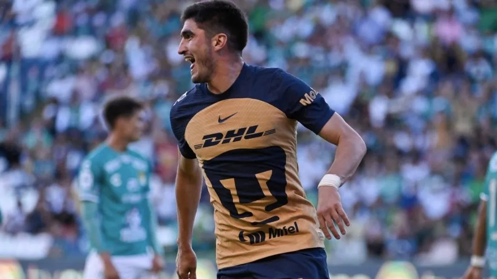 El argentino celebra gol con los Pumas