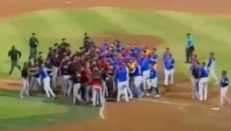 CAPTURA DE PANTALLA: @Ferogu La pela escaló en el diamante