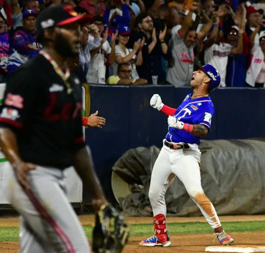 X: @tiburones_net Brayan Rocchio celebra imparable